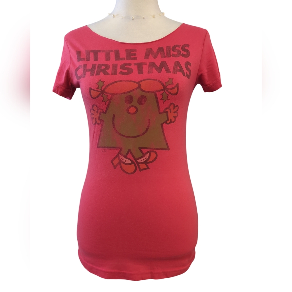 T-shirt does not have a tag  it does not have a size I put measurements